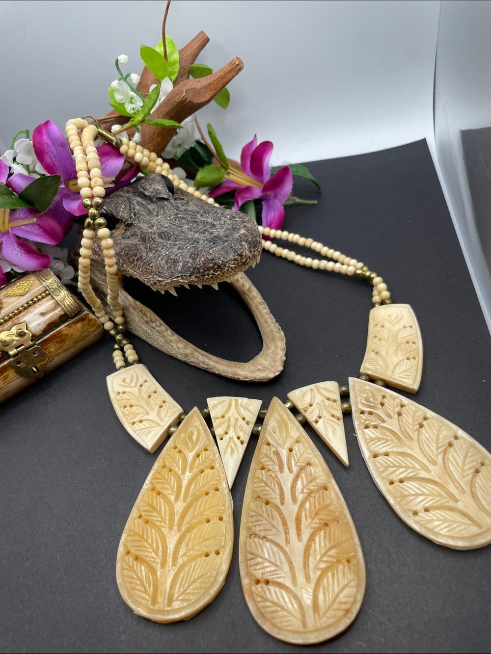Carved bone necklace vintage D39
